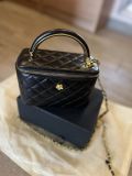 Твърда чанта с декорации на дръжката  - Изображение 3